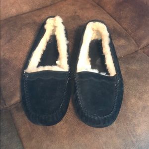 Black Ugg slipper